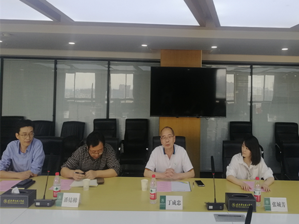 涓佹垚蹇犲壇鏍￠暱鑷磋緸_鍓