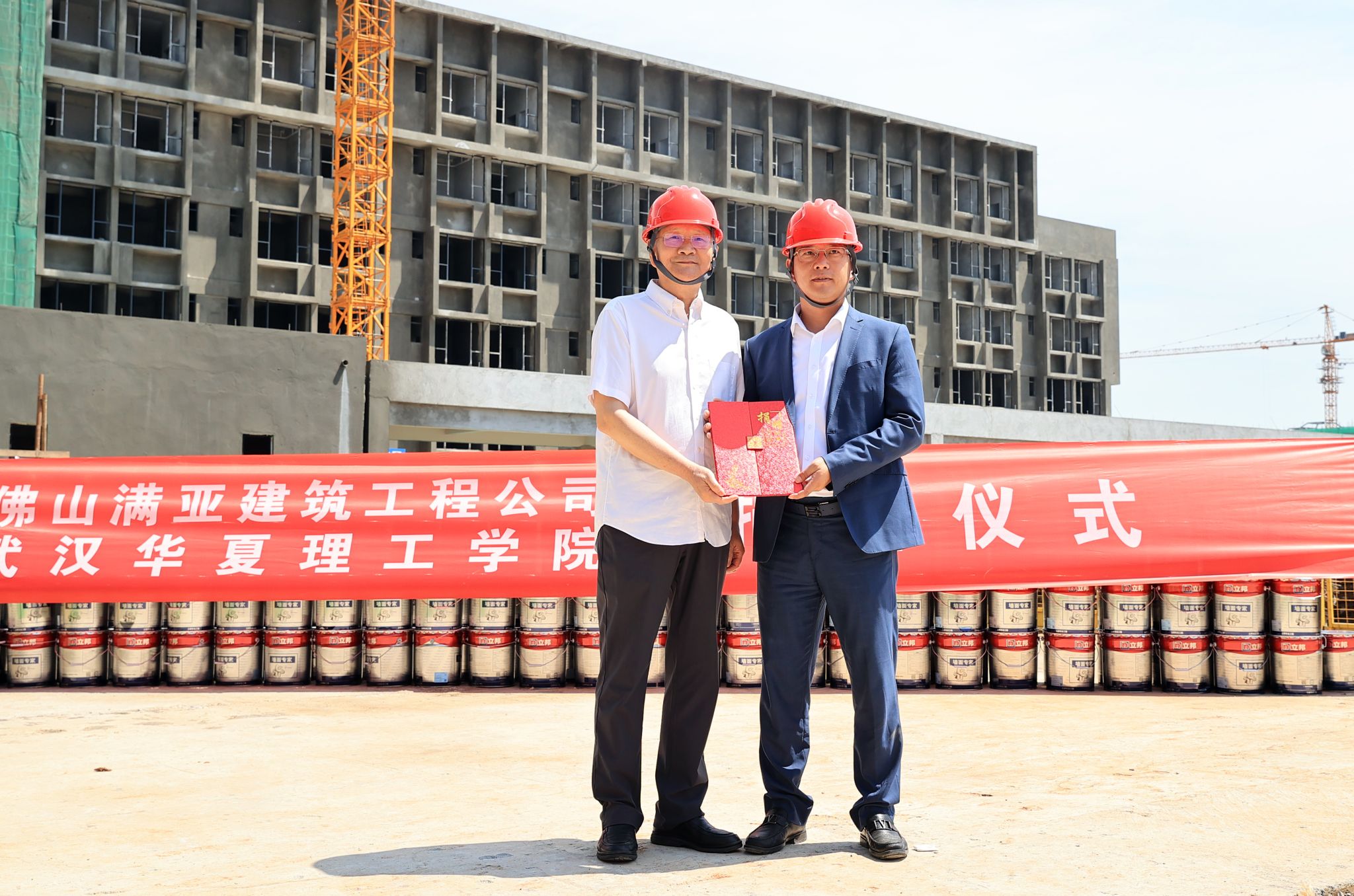 市场营销专业2010届校友刘思谦捐赠环保涂料助力梁子湖教学基地建设