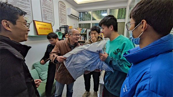 涓佹牎闀挎叞闂