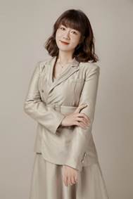 人穿着裙子描述已自动生成