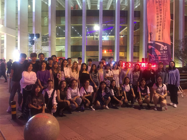 数媒1181班同学和老师在活动现场合影.jpg