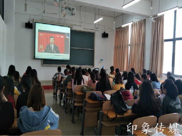 15级会计学生观看十九大开幕式_meitu_2.jpg