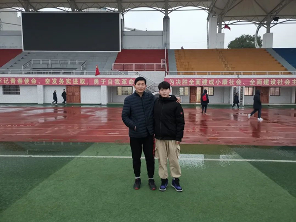 1192班佘勇同学和咸宁高中教练王奇志.jpg